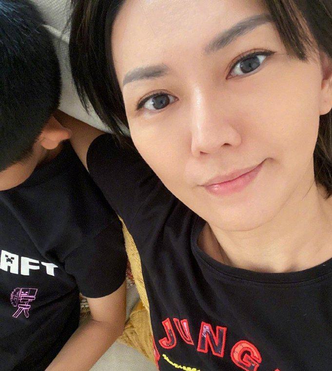 孙燕姿|素人坐高铁撞脸孙燕姿，本尊搞笑cos素人睡姿辟谣：我真的没搭高铁