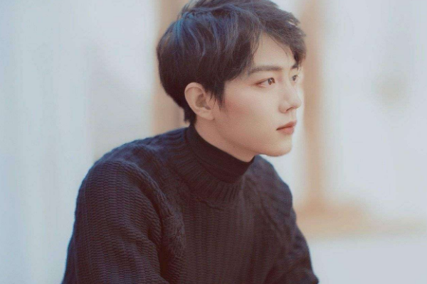 张艺兴|肖战川美争议后低调现身，为张艺兴公司送祝福，素颜出镜难掩帅气