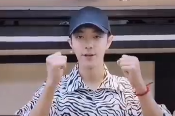 张艺兴|肖战川美争议后低调现身，为张艺兴公司送祝福，素颜出镜难掩帅气