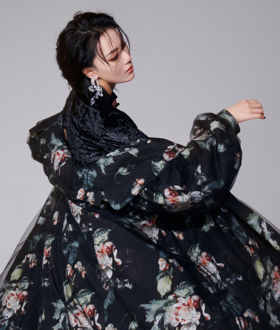 张馨予|张馨予最新时尚大片，油头短发时尚感满满，网友的评价太真实