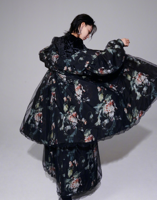 张馨予|张馨予最新时尚大片，油头短发时尚感满满，网友的评价太真实