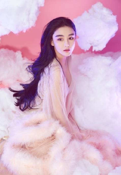 张馨予|张馨予最新时尚大片，油头短发时尚感满满，网友的评价太真实