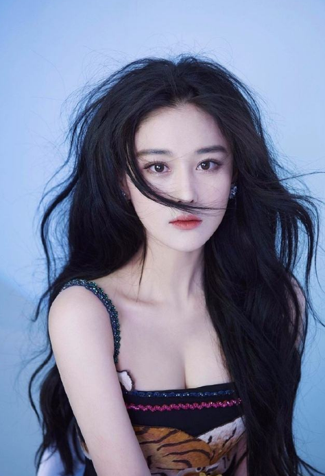 张馨予|张馨予最新时尚大片，油头短发时尚感满满，网友的评价太真实