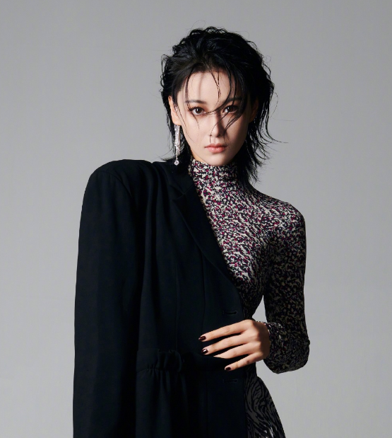 张馨予|张馨予最新时尚大片，油头短发时尚感满满，网友的评价太真实