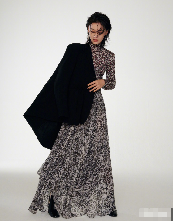 张馨予|张馨予最新时尚大片，油头短发时尚感满满，网友的评价太真实