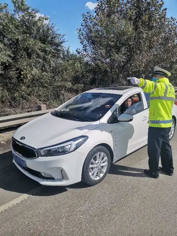 节日我在岗长假里在路上抚顺交警道不完的暖心事