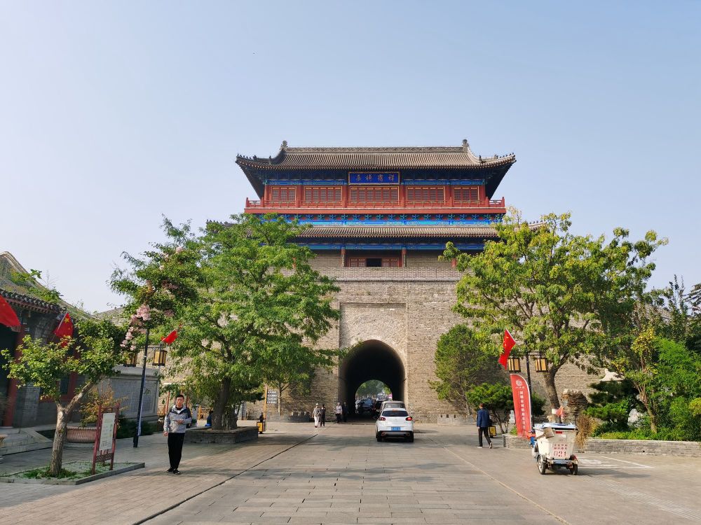 山海关古城东西南北四座主城门的门楼各具特色,东门的镇东楼,西门迎恩