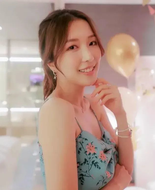 郭嘉文|还没分手？秀戒指宣誓主权，富豪男友还给了2000万投资！