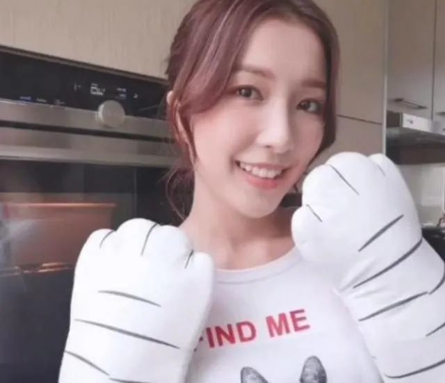 郭嘉文|还没分手？秀戒指宣誓主权，富豪男友还给了2000万投资！