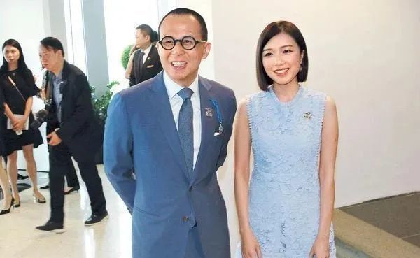 郭嘉文|还没分手？秀戒指宣誓主权，富豪男友还给了2000万投资！