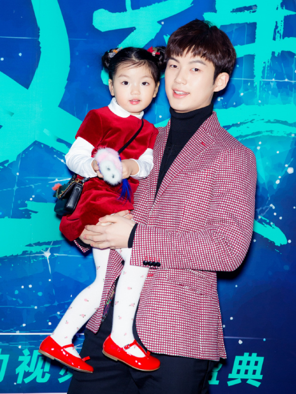 董力女儿才是整容式长大小时候撞脸小黄鸭如今美成小仙女