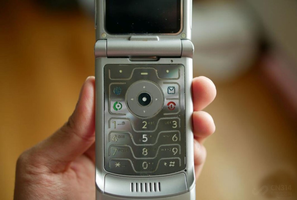 伴我长大的摩托罗拉v3真是一代人的集体记忆