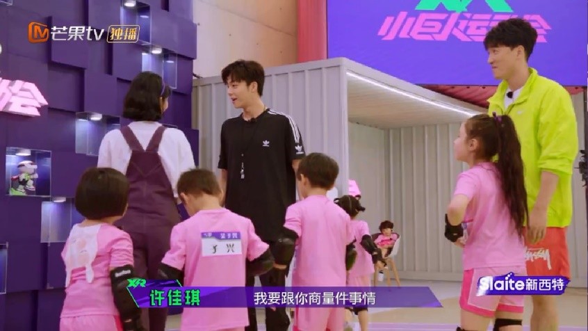 陈立农下意识搂许佳琪是关系好还是绅士手