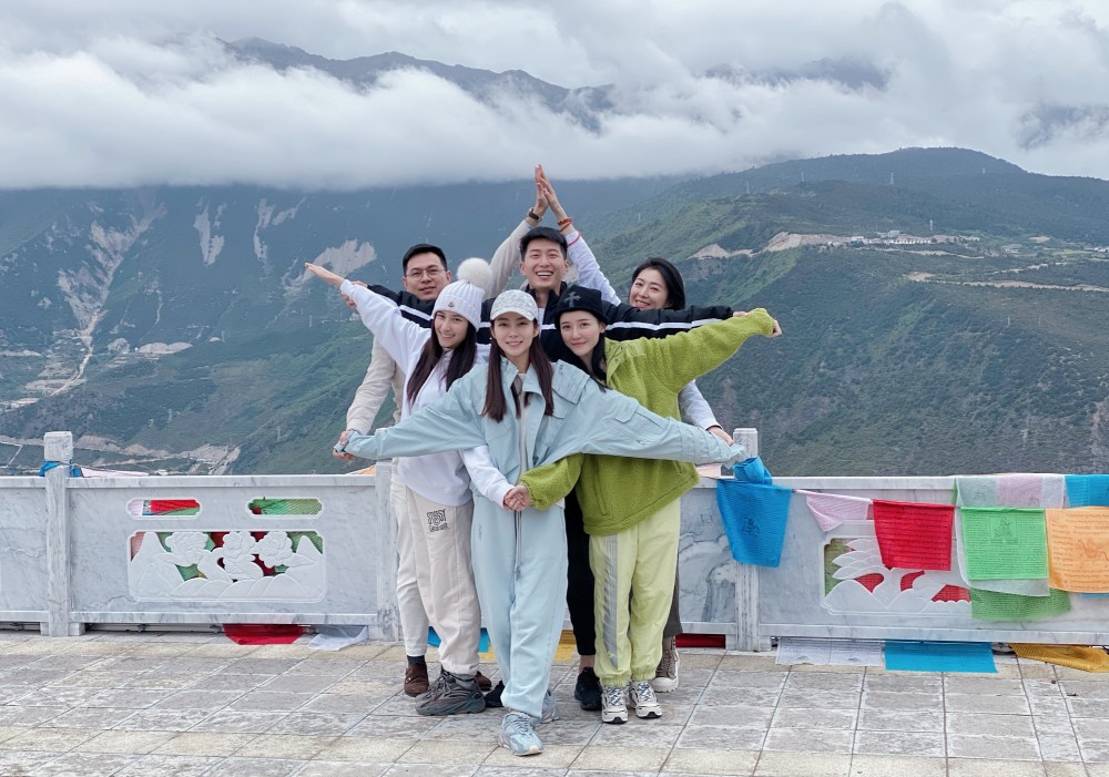 何超莲|何超莲晒假期旅游照，拍照造型堪比标准老年团，窦骁稳居C位