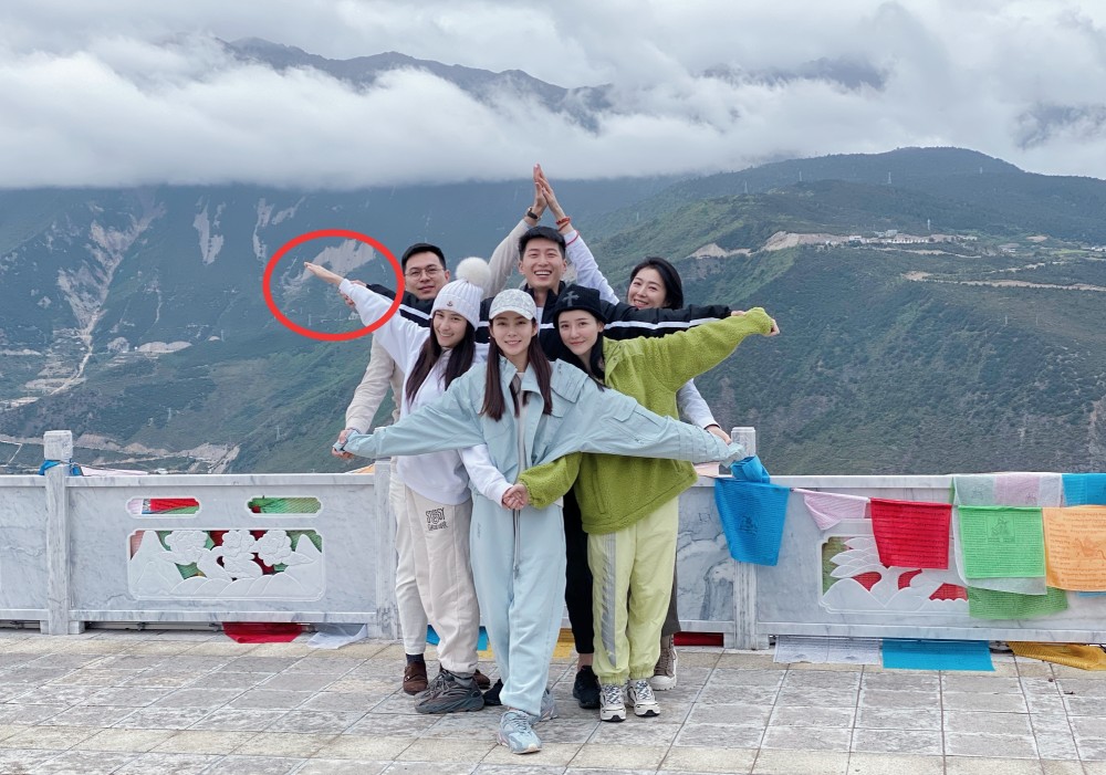 何超莲|何超莲晒假期旅游照，拍照造型堪比标准老年团，窦骁稳居C位