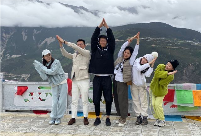 何超莲|何超莲晒假期旅游照，拍照造型堪比标准老年团，窦骁稳居C位