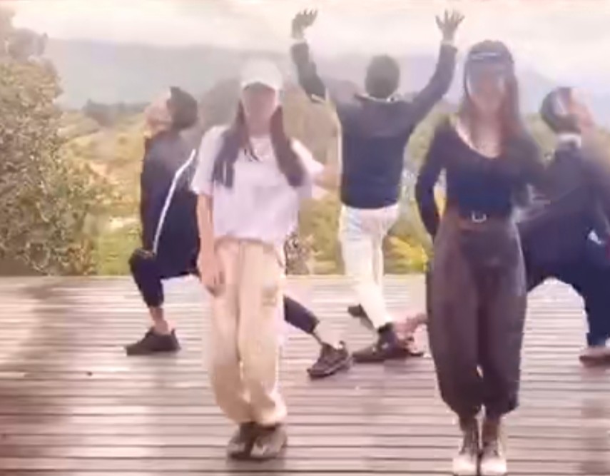 何超莲|何超莲晒假期旅游照，拍照造型堪比标准老年团，窦骁稳居C位