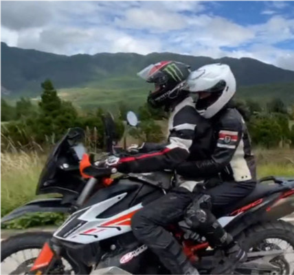 何超莲|何超莲晒假期旅游照，拍照造型堪比标准老年团，窦骁稳居C位