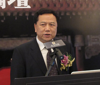 王烁最喜欢干的事就是单车开劳斯莱斯,在北京城瞎逛.