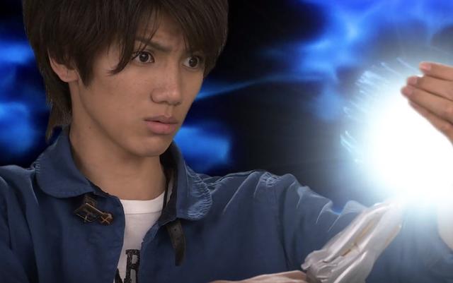 人间体首次变成奥特曼都是什么操作水平?为何艾克斯菜的抠脚,迪迦能超