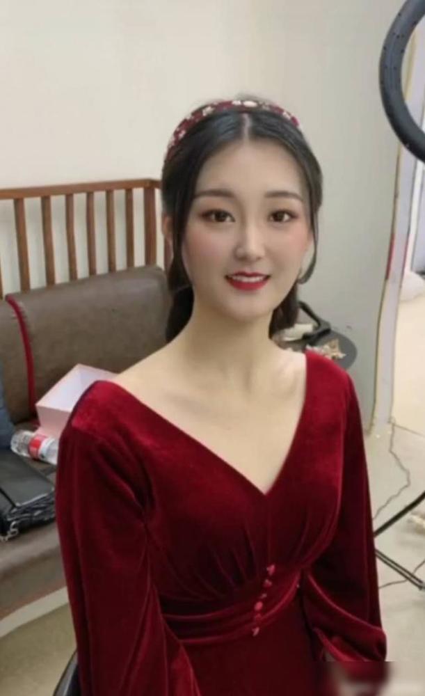 朱之文|大衣哥儿媳亮相回门宴，一袭红裙气质不输明星，自曝结婚不是图钱