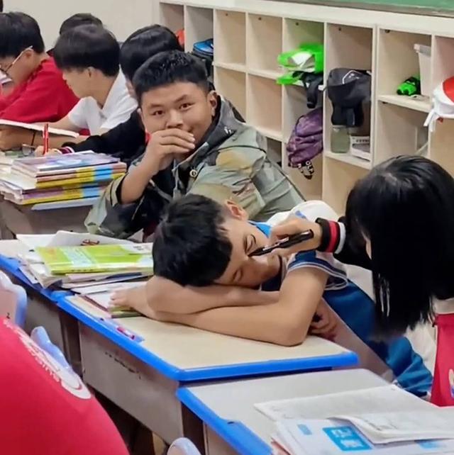 男孩课间睡觉,被女同桌画成"熊猫",老师点名那一刻,笑翻全场|熊猫