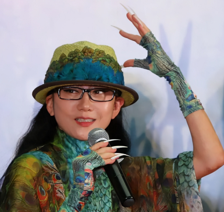 杨丽萍|30年不剪指甲，20年不食米粒，61岁的杨丽萍过得如何呢