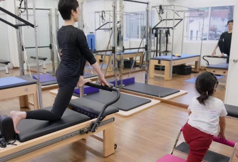 李嘉欣|50岁李嘉欣晒生活照，纤细身材十分吸睛，她的颜值真是大写的服气