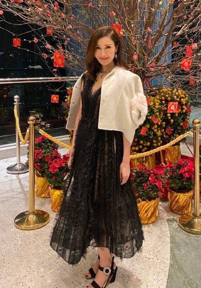 李嘉欣|50岁李嘉欣晒生活照，纤细身材十分吸睛，她的颜值真是大写的服气