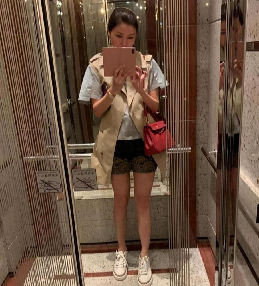 李嘉欣|50岁李嘉欣晒生活照，纤细身材十分吸睛，她的颜值真是大写的服气