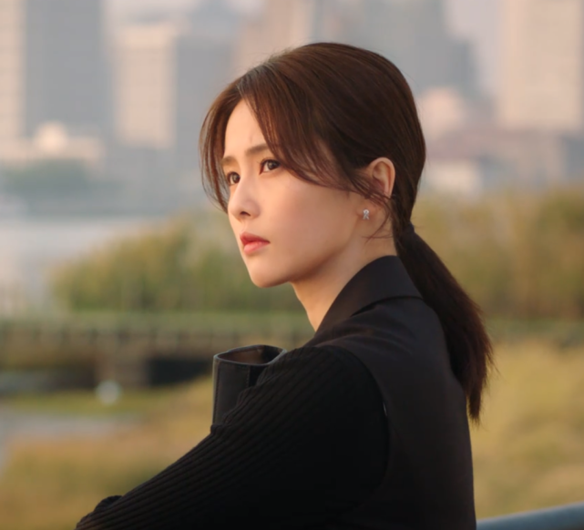 白鹿职场穿搭:一招险棋?色块和材质有玄机!