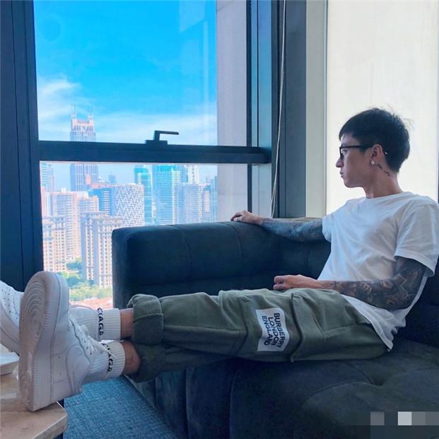 仅半身造型价值7位数,网友:投胎是门技术活!|秦奋