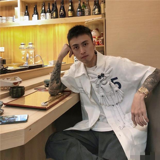 秦奋有多"壕"?仅半身造型价值7位数,网友:投胎是门技术活!