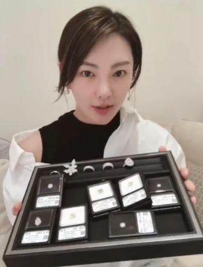 张雨绮|既“碎钻论”后，张雨绮再现霸气消费观：卡里有钱不需要理智