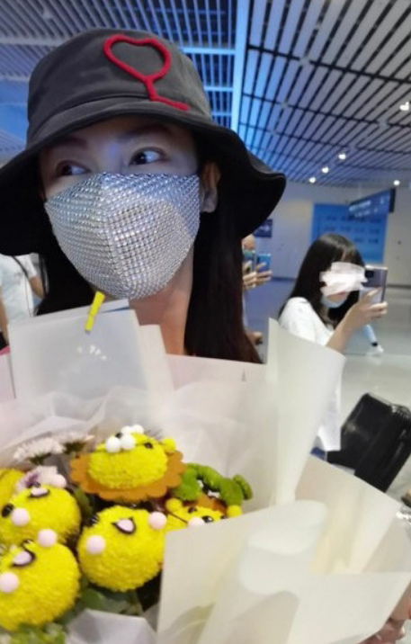 张雨绮|既“碎钻论”后，张雨绮再现霸气消费观：卡里有钱不需要理智