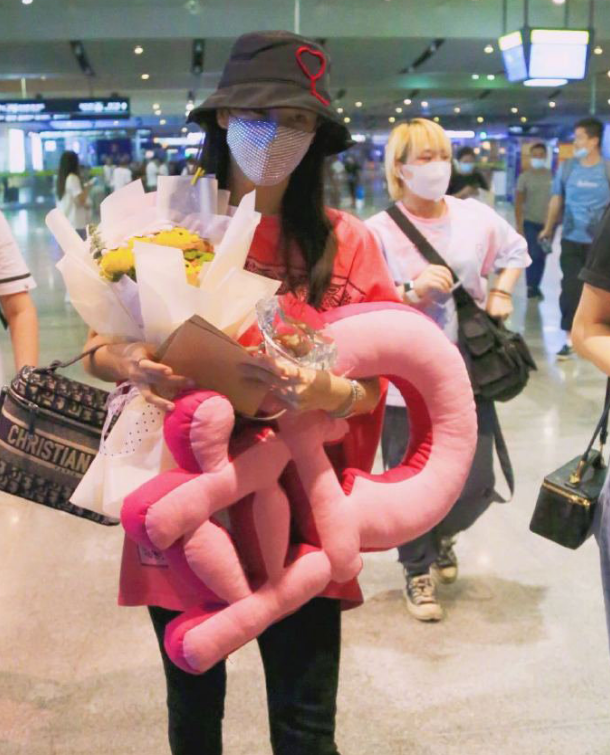 张雨绮|既“碎钻论”后，张雨绮再现霸气消费观：卡里有钱不需要理智