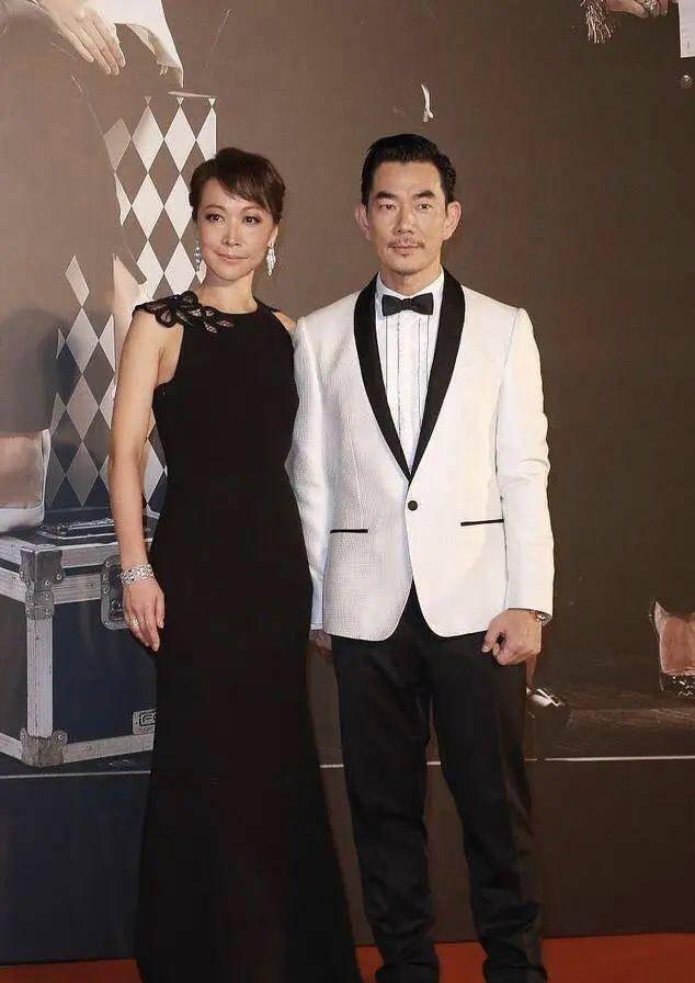 任贤齐老婆难得现身穿小黑裙秀出窈窕身材长得一般气质很出色