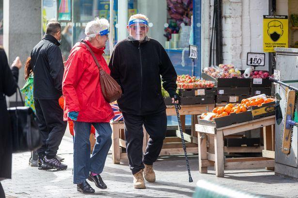 群体免疫|消灭新冠已不可能？英国专家：为了年轻人，应该推行群体免疫