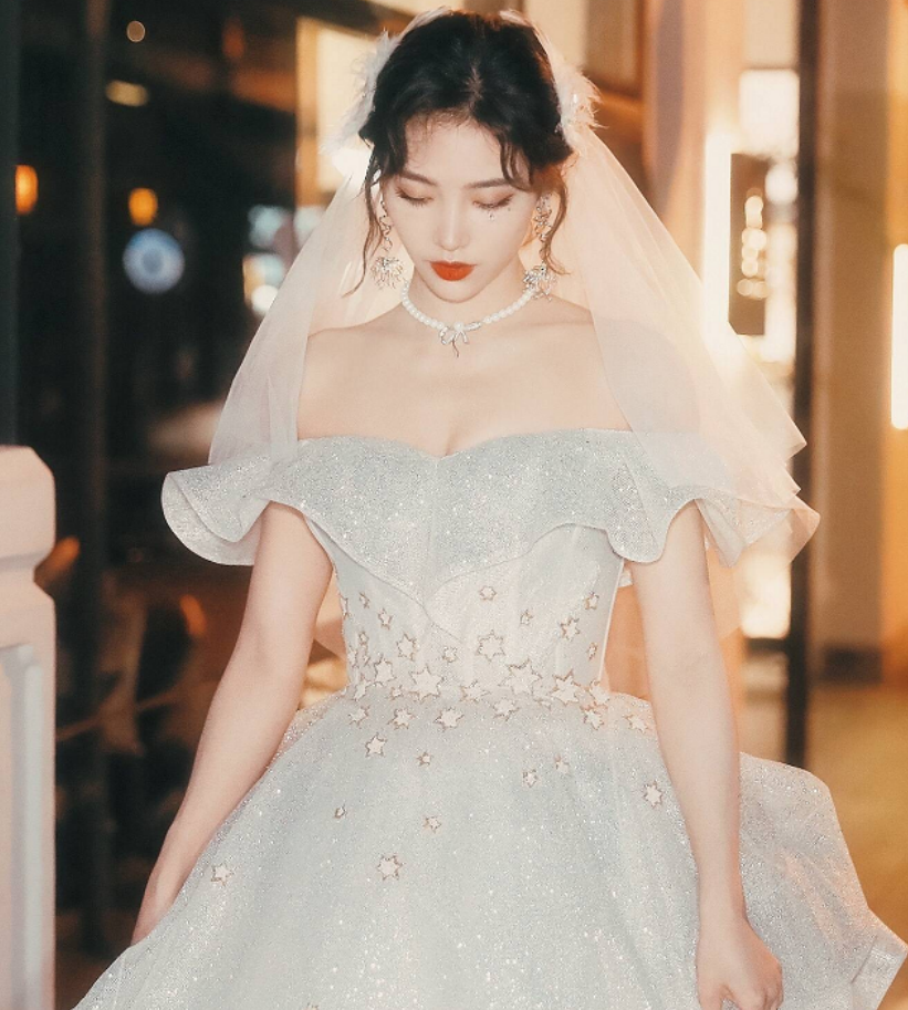 照片没有直视镜头,但是我们可以看到的是许佳琪身穿的这件婚纱是真的
