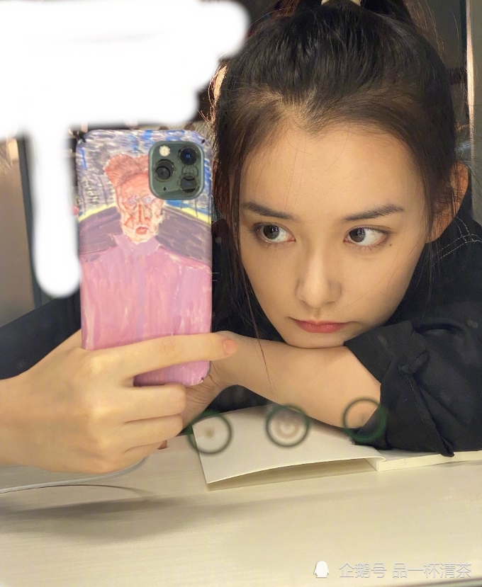 蒋依依晒"纯素颜"自拍照,看到镜子中的她,19岁的颜值很真实