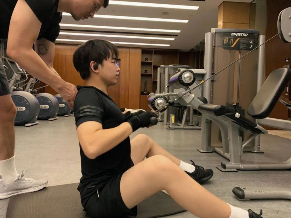 彭昱畅摇身变成腹肌男一改发福体型穿衬衫太有魅力