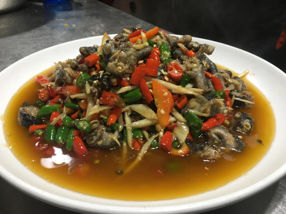 新盐帮特色菜的人气代表之一艾叶土鸡脚02让经典姜椒系列盐帮菜发扬