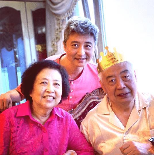 演员周炜白发苍苍,妻子气质好魅力十足,儿子年纪小口才却了得