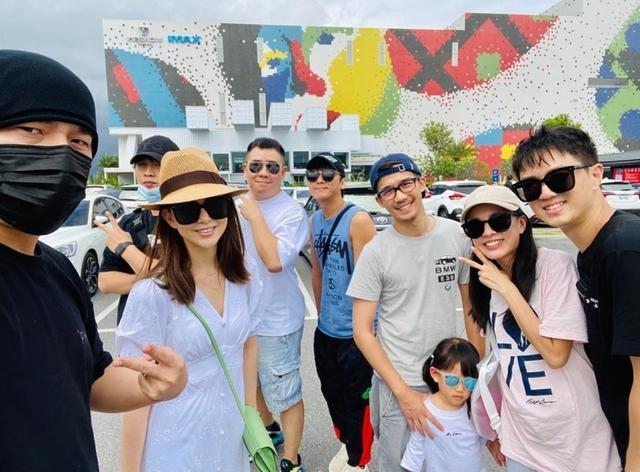 昆凌|昆凌牵一双儿女看奶牛，弟弟身高快赶上姐姐，一家人穿扮超时髦