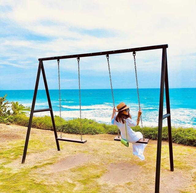 昆凌|昆凌牵一双儿女看奶牛，弟弟身高快赶上姐姐，一家人穿扮超时髦