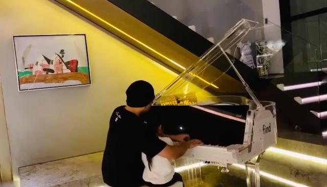 昆凌|昆凌牵一双儿女看奶牛，弟弟身高快赶上姐姐，一家人穿扮超时髦