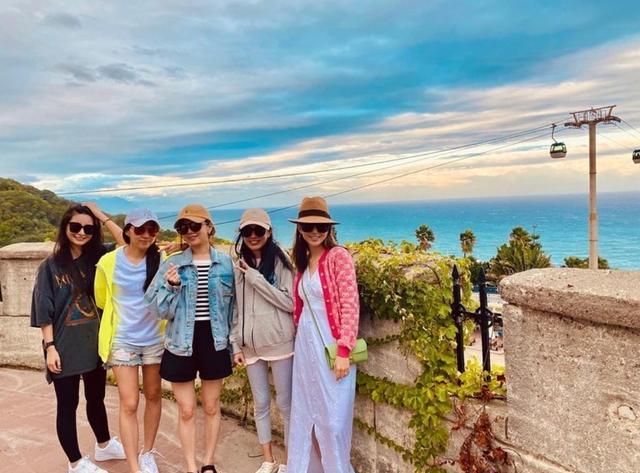 昆凌|昆凌牵一双儿女看奶牛，弟弟身高快赶上姐姐，一家人穿扮超时髦