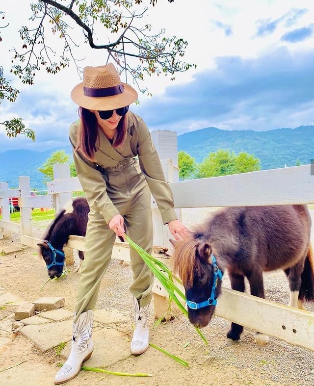 昆凌|昆凌牵一双儿女看奶牛，弟弟身高快赶上姐姐，一家人穿扮超时髦
