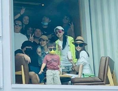 昆凌|昆凌牵一双儿女看奶牛，弟弟身高快赶上姐姐，一家人穿扮超时髦