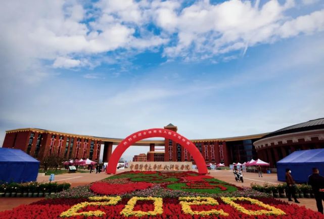 中国计量大学现代科技学院义乌校区迎来首批学子蜀黍们站好安全岗